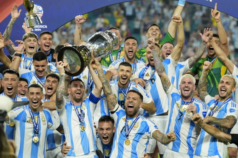 El argentino Lionel Messi sostiene el trofeo en celebración tras vencer a Colombia en la final de la Copa América el lunes 15 de julio del 2024 en Miami.