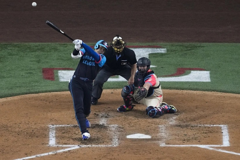 Shohei Ohtani de los Dodgers de Los Ángeles pega un jonrón con el equipo de la Liga Nacional en el Juego de Estrellas en Arlington, Texas el martes 16 de julio del 2024.