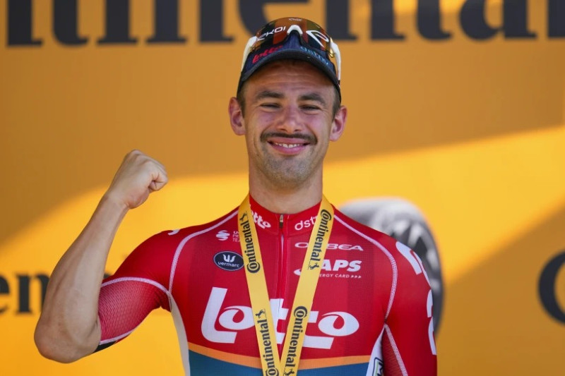 El belga Victor Campenaerts celebra al ganar la 18ma etapa del Tuor de Francia entre Gap y Barcelonette, Francia el jueves 18 de julio del 2024.