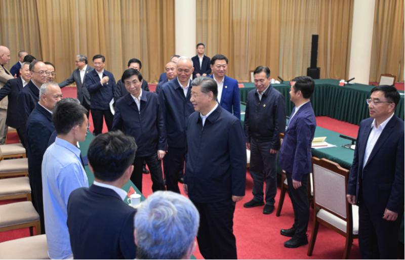 Xi Jinping se comunica con líderes empresariales y académicos que asisten a un simposio, en Jinan, en la provincia de Shandong, en el este de China, el 23 de mayo de 2024