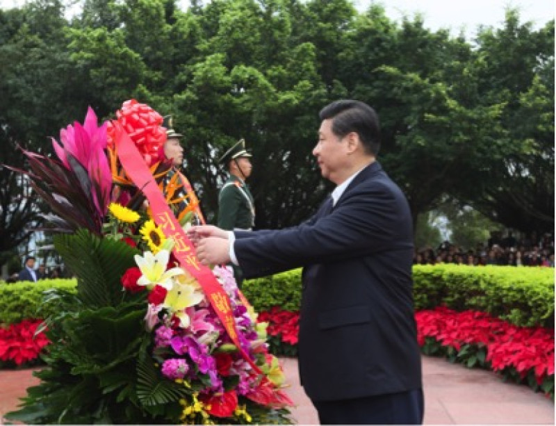 Xi Jinping deposita una cesta de flores frente a la estatua de bronce de Deng Xiaoping, en el parque Lianhuashan, en Shenzhen, en la provincia de Guangdong, en el sur de China, el 8 de diciembre de 2012