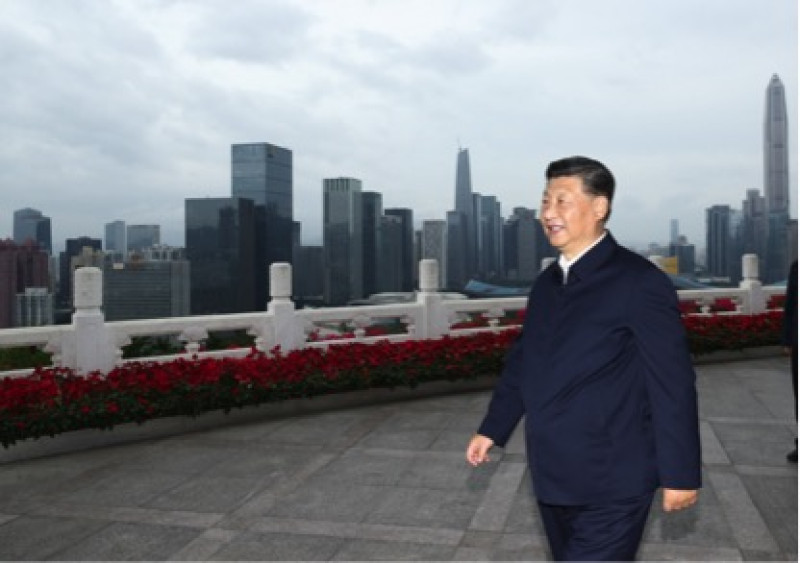 Xi Jinping observa la ciudad desde el parque Lianhuashan, en Shenzhen, en la provincia de Guangdong, en el sur de China, el 14 de octubre de 2020. Xi asistió a una gran celebración llevada a cabo con motivo del 40º aniversario del establecimiento de la Zona Económica Especial de Shenzhen y pronunció un importante discurso el 14 de octubre de 2020.