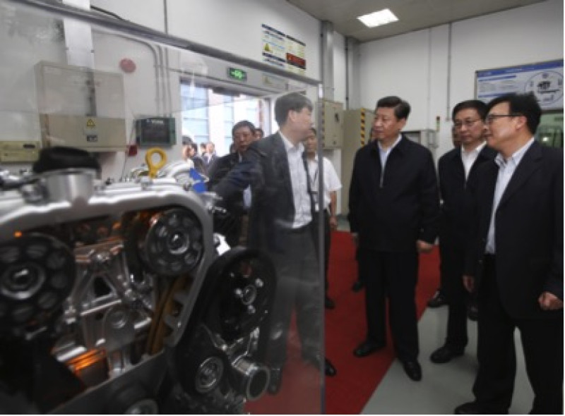 Xi Jinping conoce sobre el desarrollo de vehículos de nueva energía durante una inspección a SAIC Motor, en Shanghai, en el este de China, el 24 de mayo de 2014.