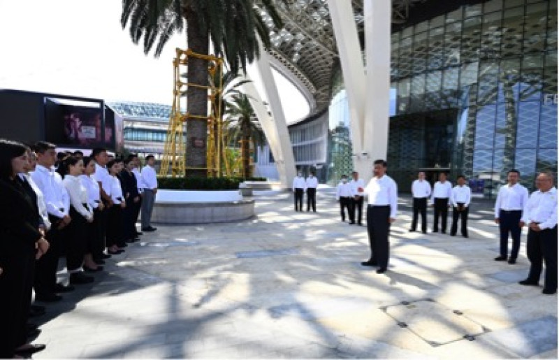 Xi Jinping se comunica con empleados en un centro comercial internacional libre de impuestos, en Sanya, en la provincia de Hainan, en el sur de China, el 11 de abril de 2022.