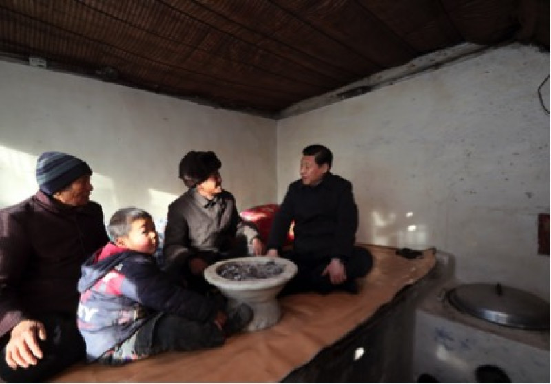 Xi Jinping visita a la familia de Tang Rongbin, en la aldea de Luotuowan del poblado de Longquanguan, en el distrito de Fuping, en la provincia de Hebei, en el norte de China, el 30 de diciembre de 2012.