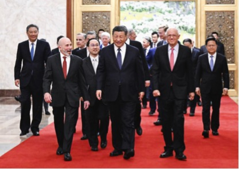 Xi Jinping se reúne con miembros de las comunidades empresarial, estratégica y académica estadounidenses en el Gran Palacio del Pueblo, en Beijing, capital de China, el 27 de marzo de 2024.