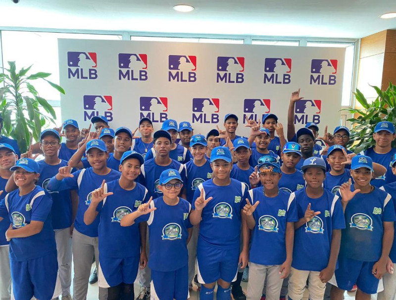 Integrantes del Licey Summer Camp durante su visita a las instalaciones de Major League Baseball.