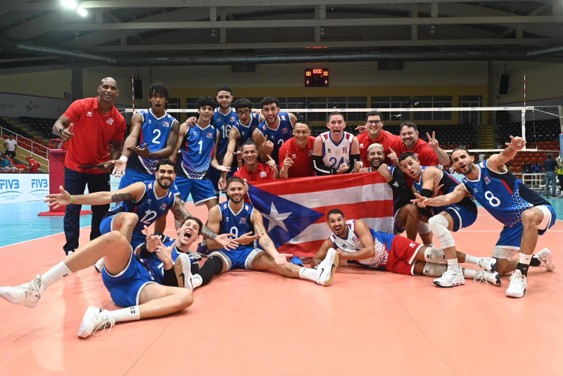 Los integrantes de la selección de Puerto Rico celebran y exhiben orgullosos su bandera tras superar a Colombia con un contundente 3-0 y avanzar a las semifinales.