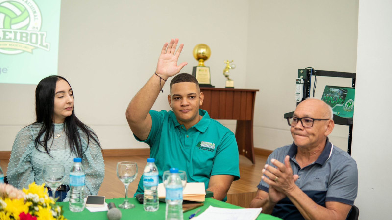Ansel Estévez Jr., secretario y encargado de relaciones públicas de Asoavoma, mientras resaltaba la dedicatoria del torneo. Figura “El Chino” Héctor Rodríguez.