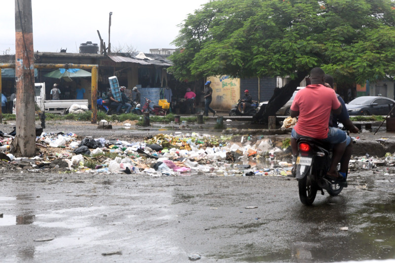 Mercado nuevo de la Duarte sumergido en basura