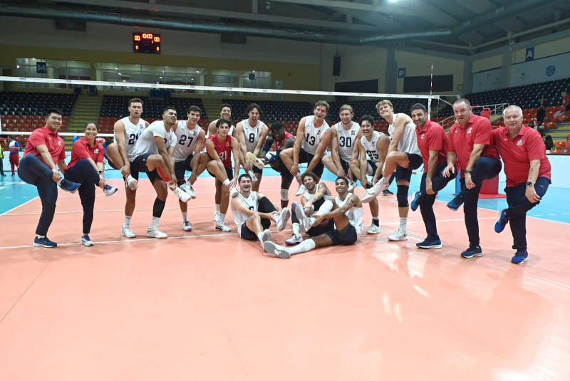 El equipo estadounidenses en singular pose luego de ganarle a Cuba en una se las semifinales de la Copa Panamericano de Voleibol Masculino.