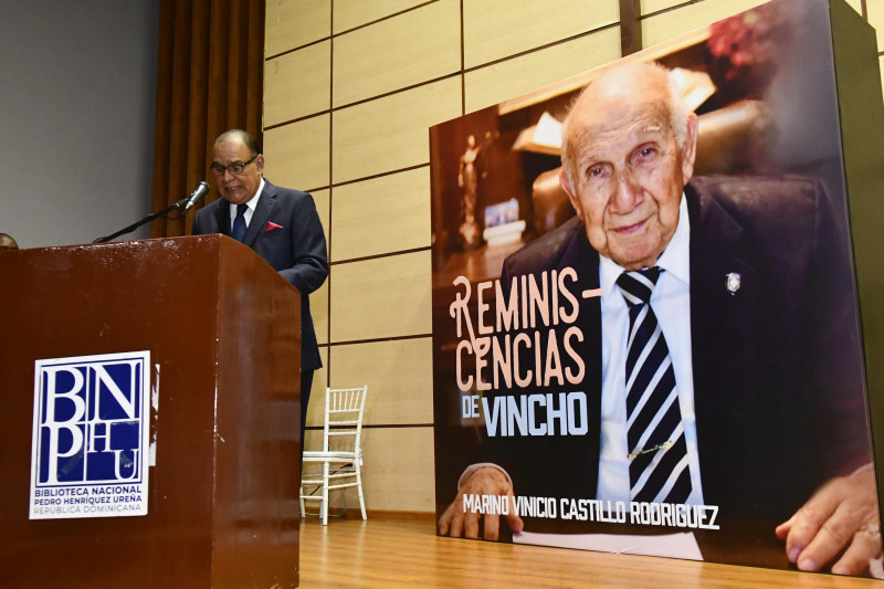 El director de Listín Diario, Miguel Franjul, mientras presenta el libro “Reminiscencias”, del doctor Marino Vinicio Castillo.