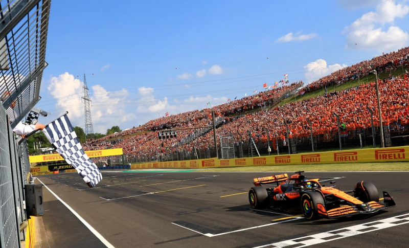 Oscar Piastri, de la escudería McLaren, al momento de cruzar la meta del Gran Premio de Hungría.