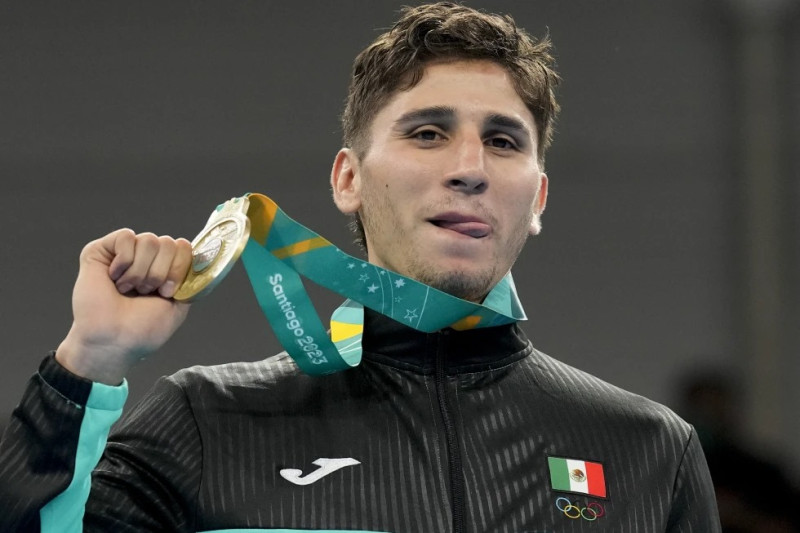 Marco Verde, boxeador mexicano, posa tras ganar el oro en la categoría de 71 kilogramos en los Juegos Panamericanos de Chile.