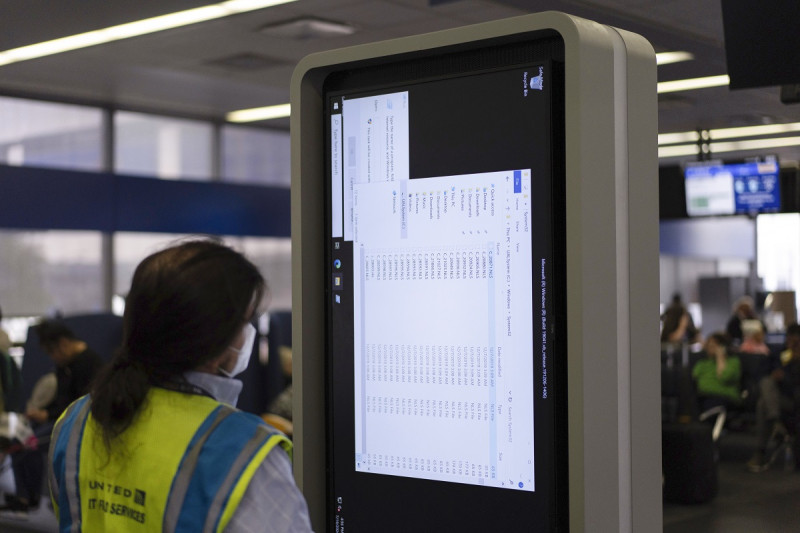 Una técnico trabaja en un monitor de información cerca de la zona de embarque de United Airlines en el aeropuerto internacional O'Hare en Chicago, el 19 de julio pasado.