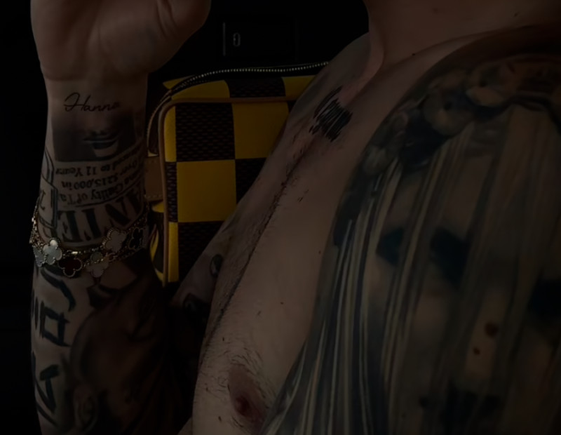 Peso Pluma muestra su tatuaje.