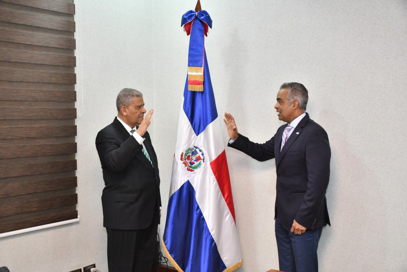 El ministro Joel Santos Echavarría juramenta a Darío Castillo Lugo, como Comisionado de las Reformas del Estado