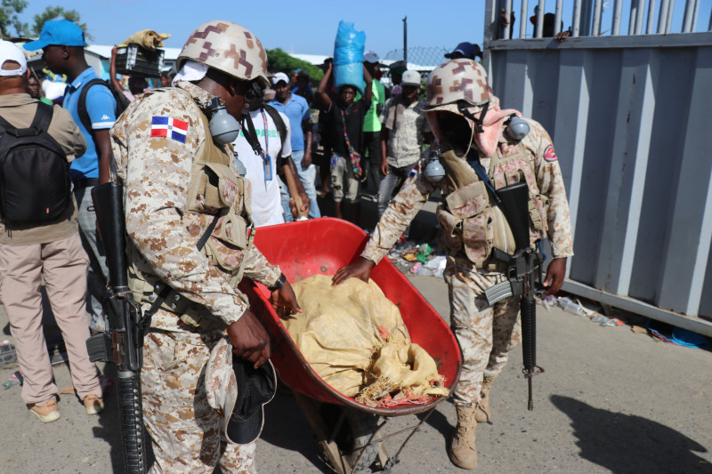 Autoridades dominicanas revisan utensilios de los haitianos que intentan cruzar al mercado binacional.