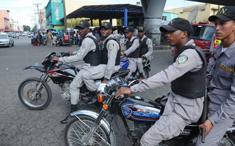 Agentes de la Policía Nacional realizan patrullaje en sectores del Gran Santo Domingo.