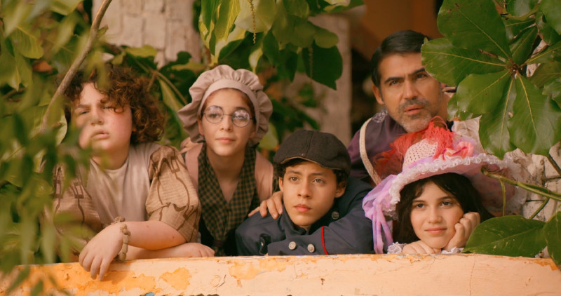 José Guillermo Cortines junto a otros actores de la película familiar "Dueño del tiempo".