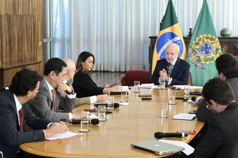 El presidente Lula tiene previsto invitar al expresidente boliviano Evo Morales a Brasilia para discutir la situación boliviana, según fuentes de la presidencia brasileña.