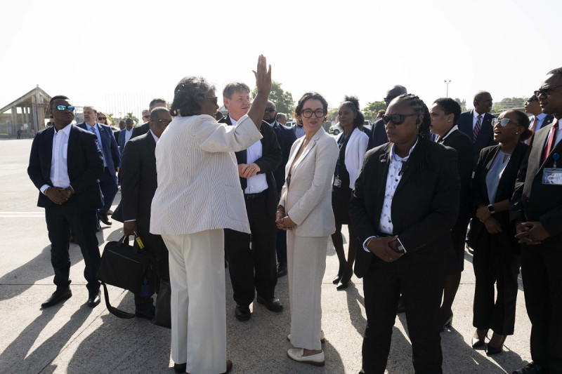 La embajadora de Estados Unidos ante Naciones Unidas, Linda Thomas-Greenfield, saluda a su llegada a Puerto Príncipe, Haití, el lunes 22 de julio de 2024.