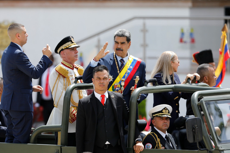 El presidente de Venezuela, Nicolás Maduro, saluda montado en la parte trasera de un vehículo militar durante el desfile del Día de la Independencia en Caracas, Venezuela, el 5 de julio de 2024.