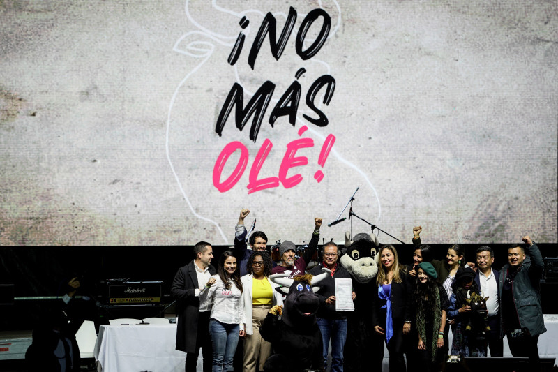 El presidente colombiano Gustavo Petro sostiene la ley que elimina las corridas de toros, en un acto en la Plaza Santa María, Bogotá, Colombia, el lunes 22 de julio de 2024.