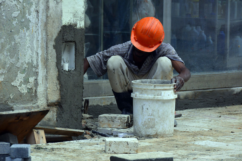 Obreros haitianos trabajando en obras del estado dominicano Zona Colonial.