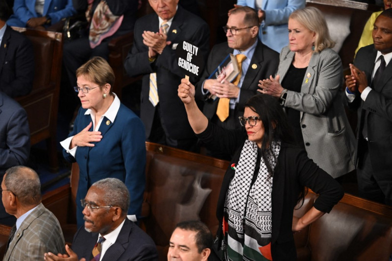 La representante estadounidense Rashida Tlaib, demócrata de Michigan, protesta durante el discurso del primer ministro israelí, Benjamin Netanyahu, en una reunión conjunta del Congreso en el Capitolio de los Estados Unidos el 24 de julio de 2024, en Washington, DC.