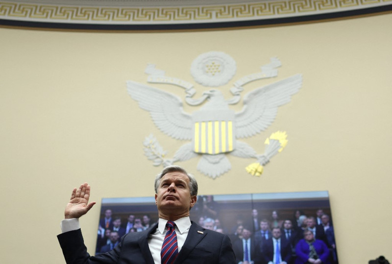 El director del FBI, Christopher Wray, presta juramento antes de testificar ante el Comité Judicial de la Cámara de Representantes en el edificio de oficinas de la Cámara de Representantes de Rayburn el 24 de julio de 2024 en Washington, DC.