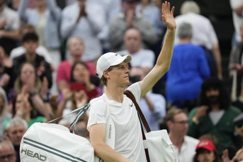 Jannik Sinner saluda a los aficionados al salir de la cancha tras su derrota en cuartos de final ante Daniil Medvedev en Wimbledon el martes 9 de julio del 2024.