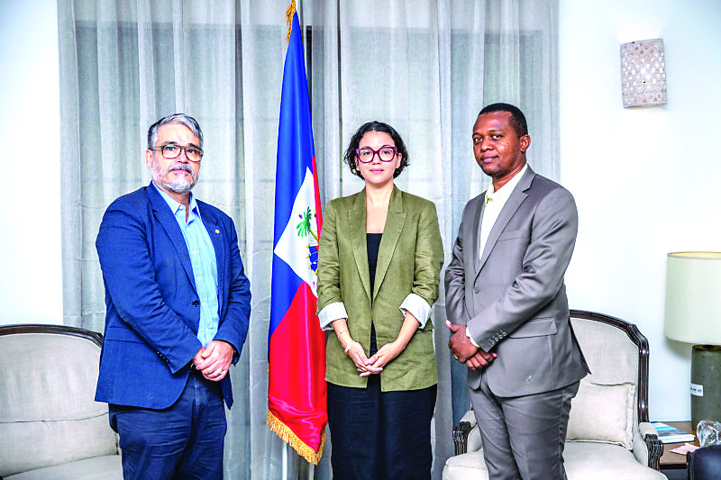 En la foto, el representante de la OMS en Haití, la ministra de Asuntos Exteriores y el ministro de Salud de ese país.