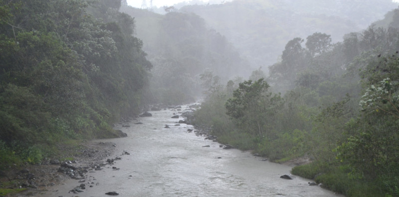 El río Yuna, el más caudaloso del país, a su paso por la carretera que conduce a la comunidad de Blanco.