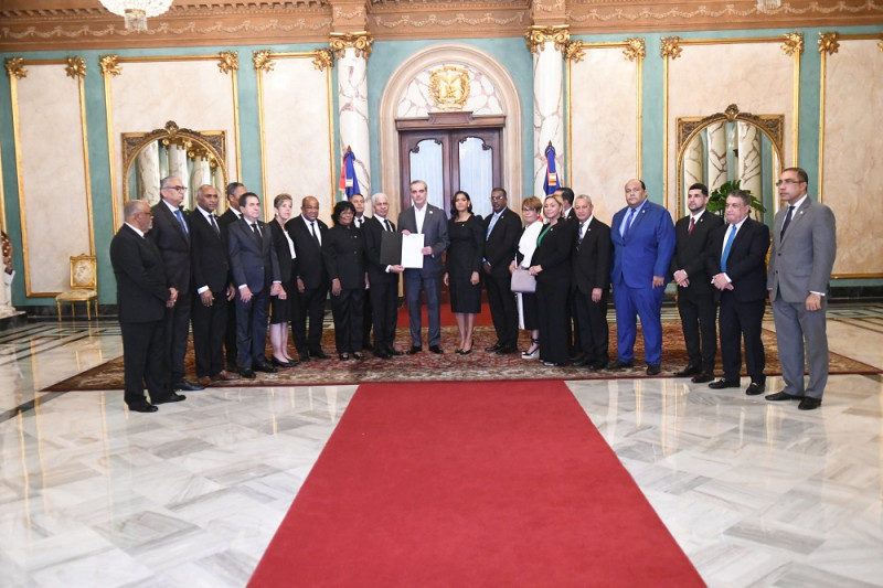 La comisión encabezada por el presidente del Senado, Ricardo de los Santos, entregó las actas aprobadas por la Asamblea Nacional.
