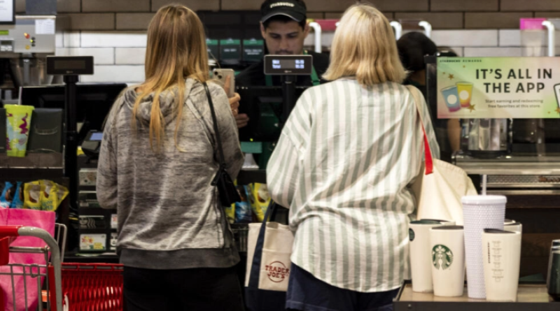 Unas clientas hacen su pedido en una cafetería de la cadena Starbucks, una de las empresas afectadas por el fallo informático global, en Manhattan Beach (California, EEUU), el 19 de julio de 2024.
