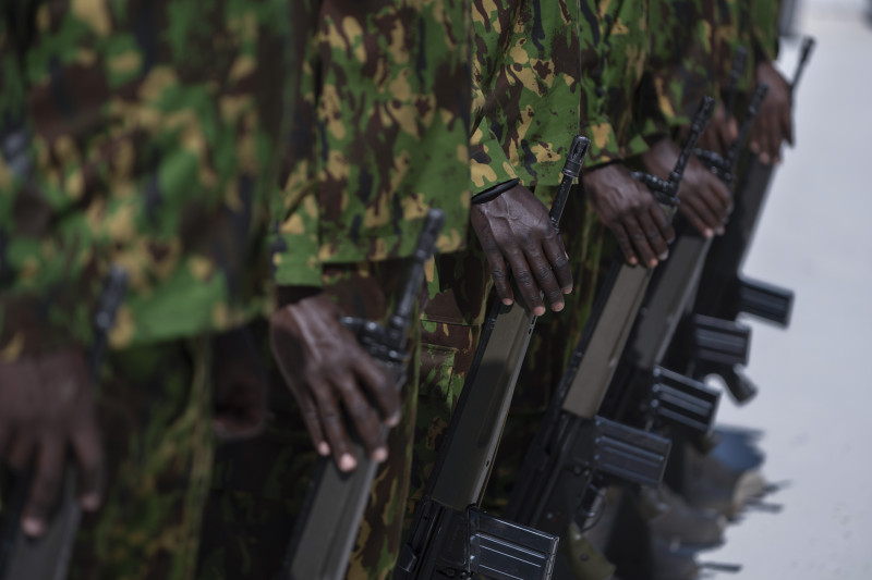 La policía de Kenia, parte de una fuerza multinacional respaldada por la ONU, está formada en su base durante una visita de la embajadora de Estados Unidos ante las Naciones Unidas, Linda Thomas-Greenfield, en Puerto Príncipe, Haití, el lunes 22 de julio de 2024.
