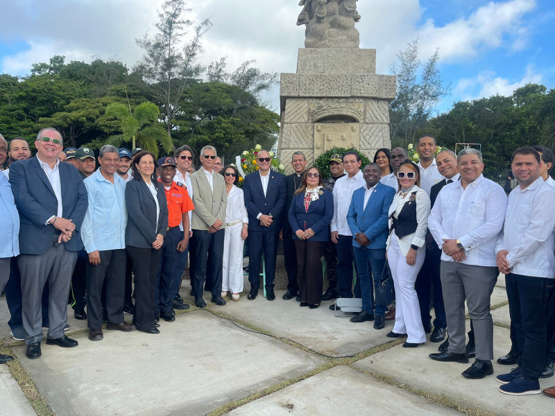 Autoridades municipales, eclesiásticas y gubernamentales conmemoraron la mañana de este jueves, el acto oficial por el 529 aniversario de la fundación de la ciudad, en honor a Santiago Apóstol.
