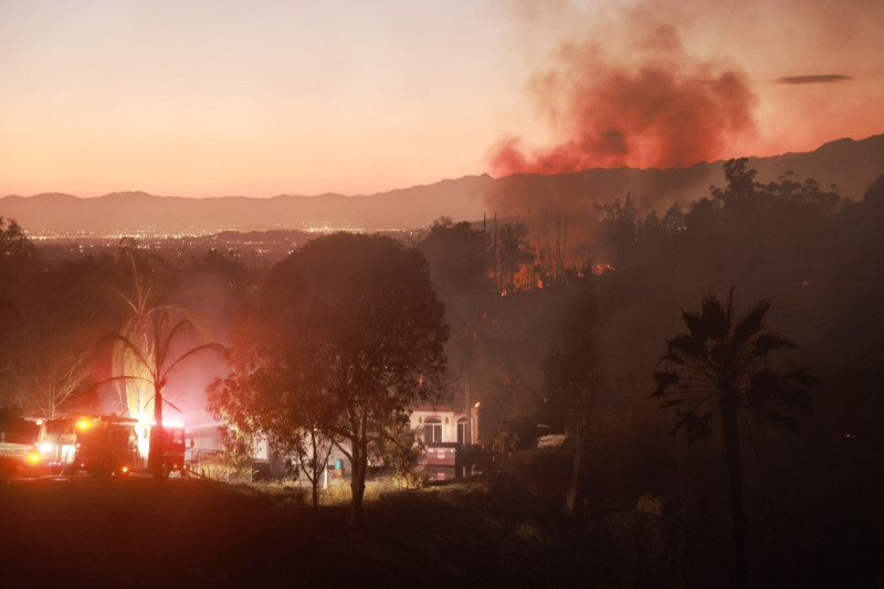 Las casas se ven amenazadas mientras arde el incendio Hawarden en Riverside, California, el 21 de julio de 2024.