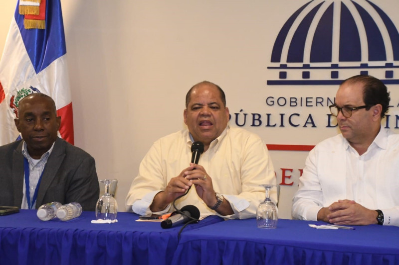 Manny López, presidente de la LBU, se dirige a los presentes, junto a Roque García y el viceministro de Deportes Franklin De la Mota.