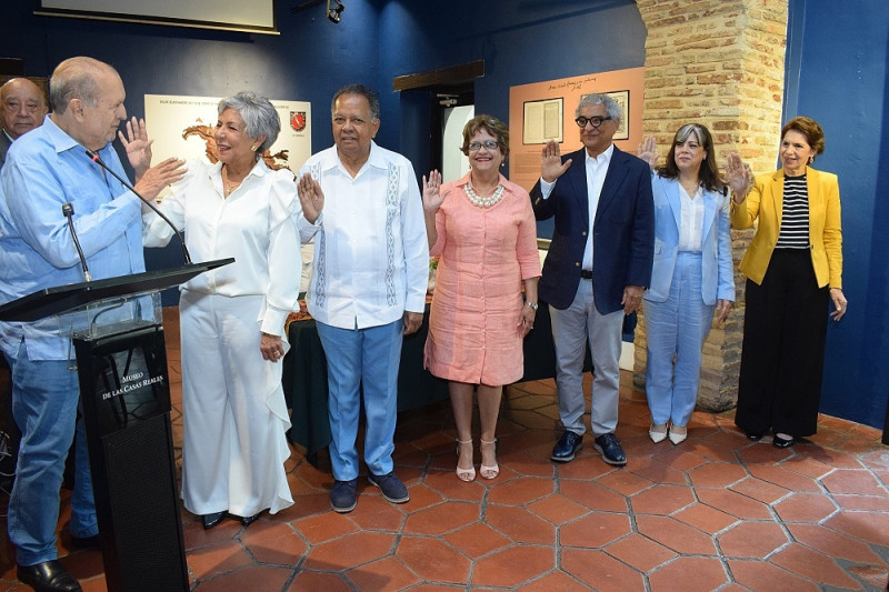 Fabio Herrera toma el juramento de la nueva directiva presidida por Olga de los Santos.