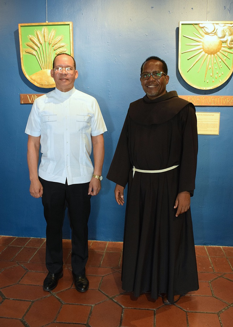 Padre Milciades Florentino y Jit Manuel Castillo.