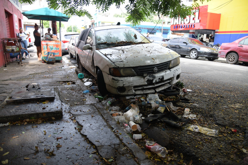 La continua acumulación de chatarras en las vías públicas de la capital constituye un serio desafío para la Alcaldía del Distrito Nacional y la Digestt.
