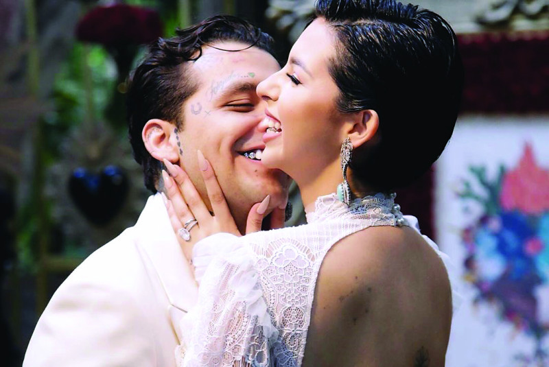 Christian Nodal y Ángela Aguilar en una de las imágenes que se filtraron en redes sociales sobre su fabulosa boda.