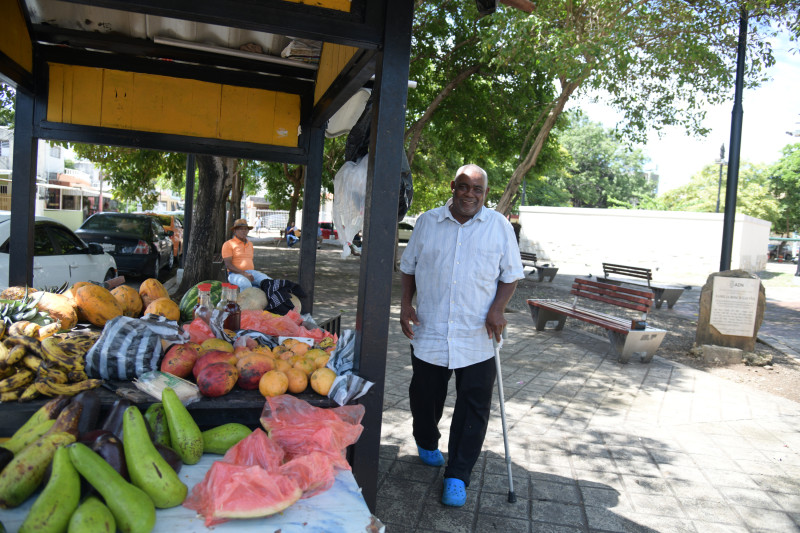 Domingo Reyes Mesa, de 68 años, oriundo de Tamayo, tiene 35 años vendiendo frutas, luego de ser billetero y agente de seguridad.