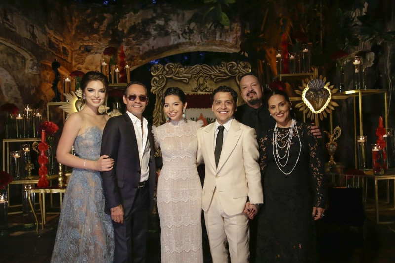En esta imagen en la boda de Christian Nodal y Ángela Aguilar se ve a Marc Anthony y su esposa, Nadia Ferreira, quienes fueron de los pocos invitados.