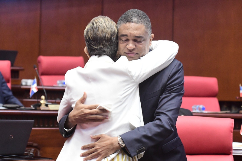 Yván Lorenzo y Ginnette Bournigal se abrazan durante la sesión. 25-07-2024