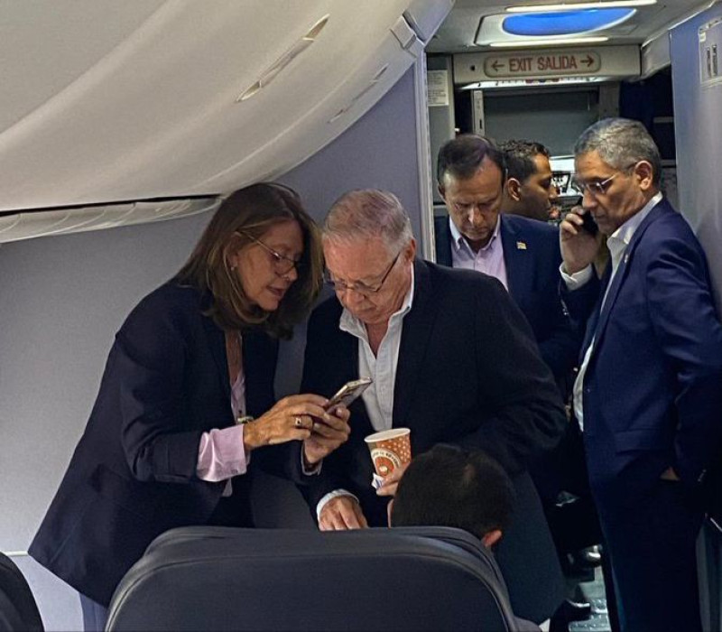 En el avión estaban presentes, Vicente Fox y la expresidenta panameña Moscoso, el expresidente de Costa Rica Miguel Ángel Rodríguez, el exmandatario boliviano Jorge Tuto Quiroga y la exvicepresidenta colombiana Marta Lucía Ramírez.