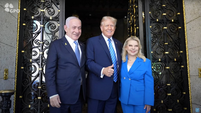 El primer ministro israelí, Benjamin Netanyahu (i), y a su esposa Sara (d) siendo recibidos por el expresidente estadounidense Donald Trump en el club Mar-a-Lago en Palm Beach, Florida, el 26 de julio de 2024