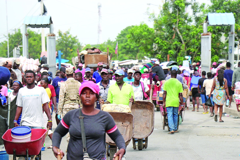 Comerciantes haitianos se abastecen en el mercado de Dajabón.